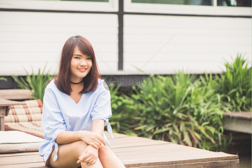 美丽的快乐女人在外景拍写真照图片