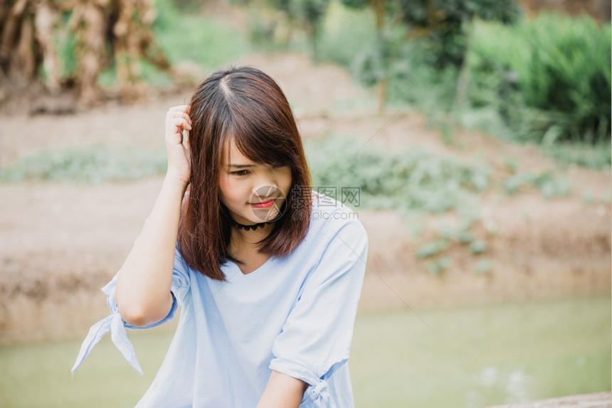 美丽的快乐女人在外景拍写真照图片