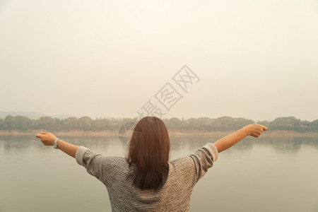 生活方式概念享受夏季户外活动的美丽快乐妇女图片