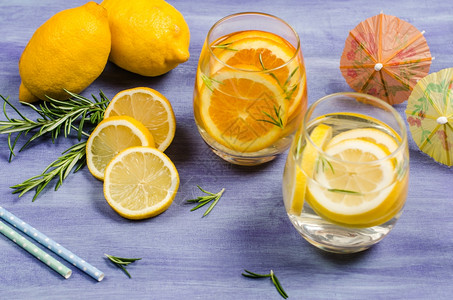 清新夏季自制鸡尾酒加柠檬和橙子水高清图片素材