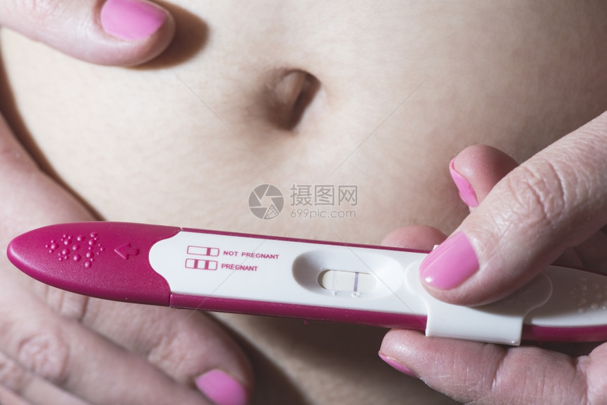 怀孕妇女接受测试图片