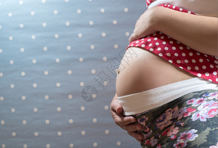 孕妇露出他的肚子图片