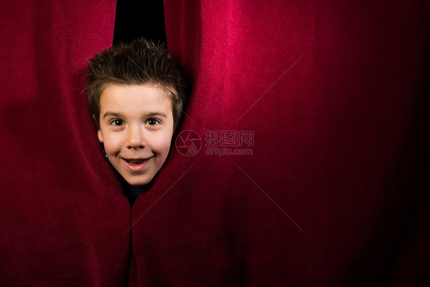 孩子出现在窗帘下红色的图片