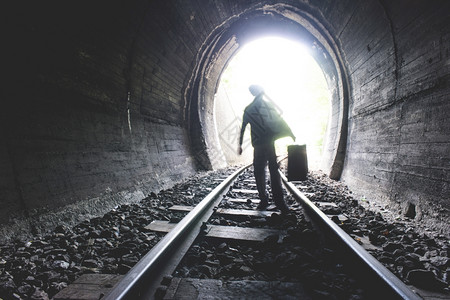 儿童在铁路隧道中行走图片