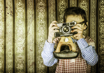 老式相机和男孩图片
