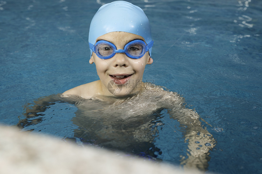 小男孩在游泳池蓝色图片