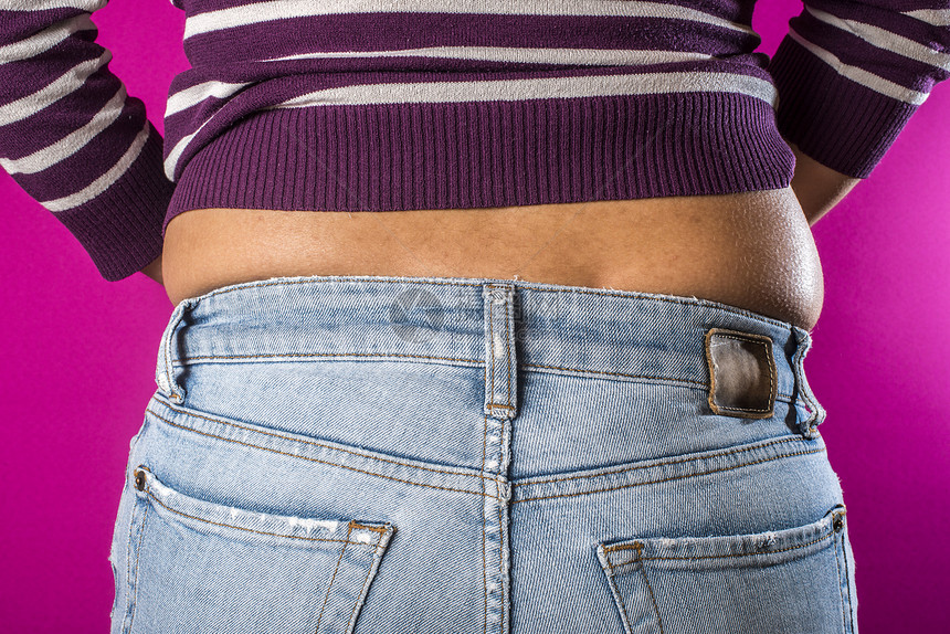 穿牛仔裤的女人肚子都变胖了超重图片
