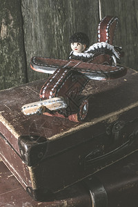古老的儿童木制玩具飞机图片