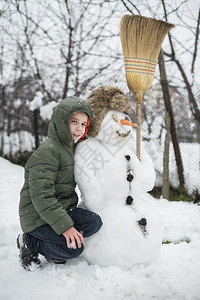 冬天雪人和孩子在院里图片