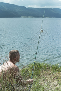 人钓鱼与棒山湖图片