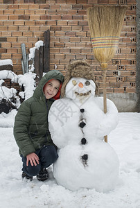 雪人和孩子在院里冬天图片