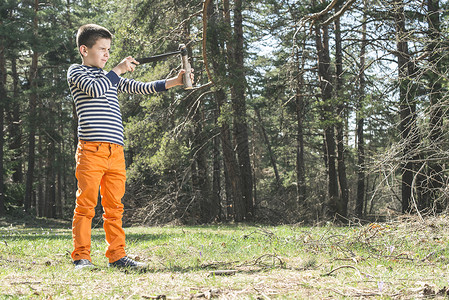 弹射器小孩在森林里玩小具背景
