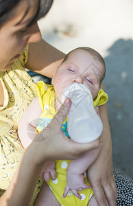 在母亲怀中喝奶的婴儿图片