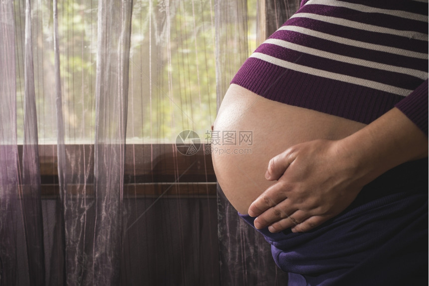 孕妇到紫色窗口图片