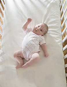 婴儿床白色衣服窗户灯光图片