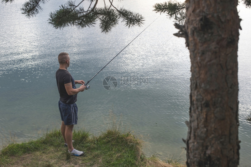 在山坝前有鱼钩的人图片
