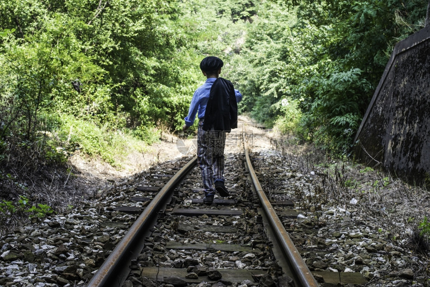 儿童在铁路上步行图片