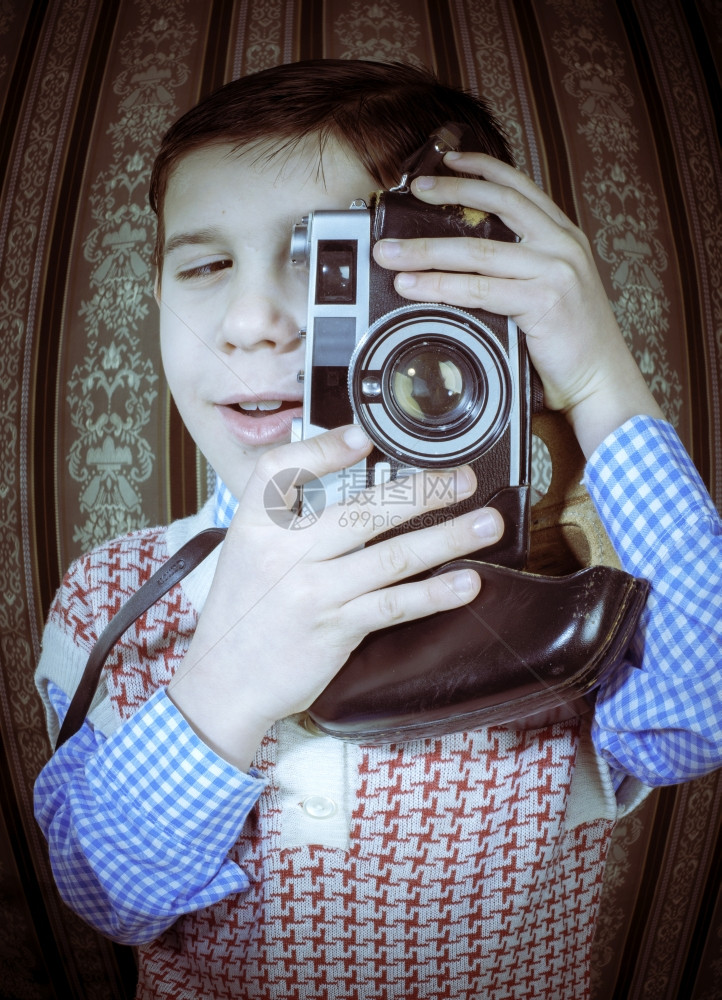 拿着老式相机的男孩复古服装图片