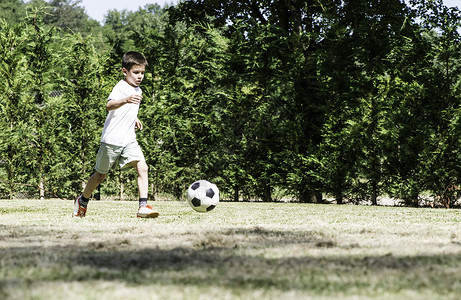 儿童在踢足球图片