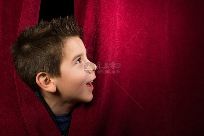 孩子出现在窗帘下红色的图片