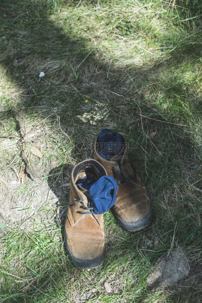 旧皮鞋和蓝袜子图片