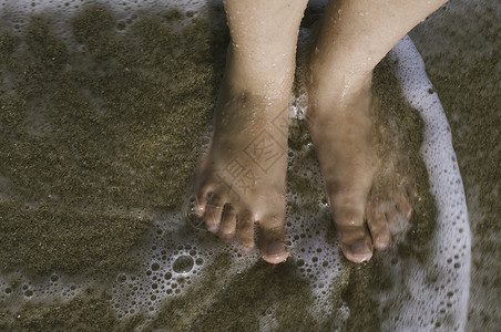海浪中的双腿图片