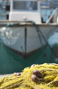 鱼船上的网黄色灰吉提奥图片