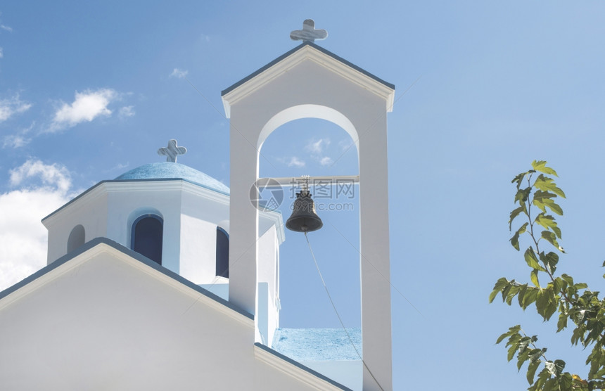 典型的白色和蓝希腊教堂图片