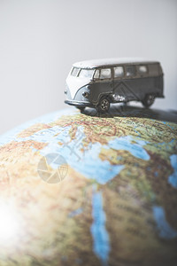 地球仪上的小型金属公交车玩具背景图片