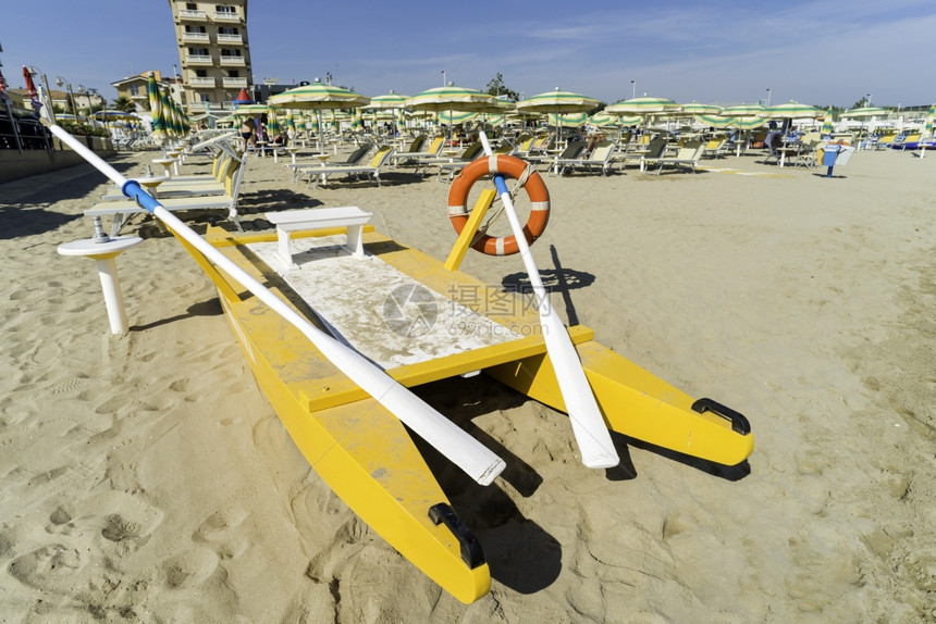 沙滩上的黄救生艇意大利海滩图片