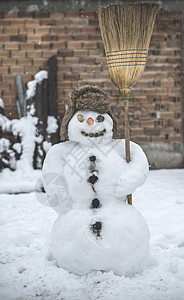 在院子里的雪人拿着扫帚图片