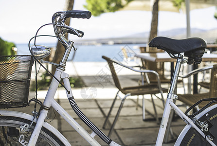 旧白色自行车背景咖啡桌图片