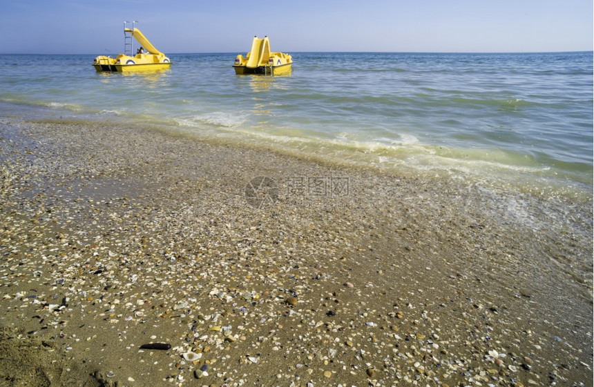 沙滩上的黄救生艇意大利海滩图片