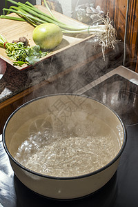 锅里有沸水古老的厨房背景图片