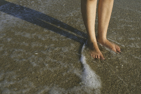 海浪中的双腿日出图片