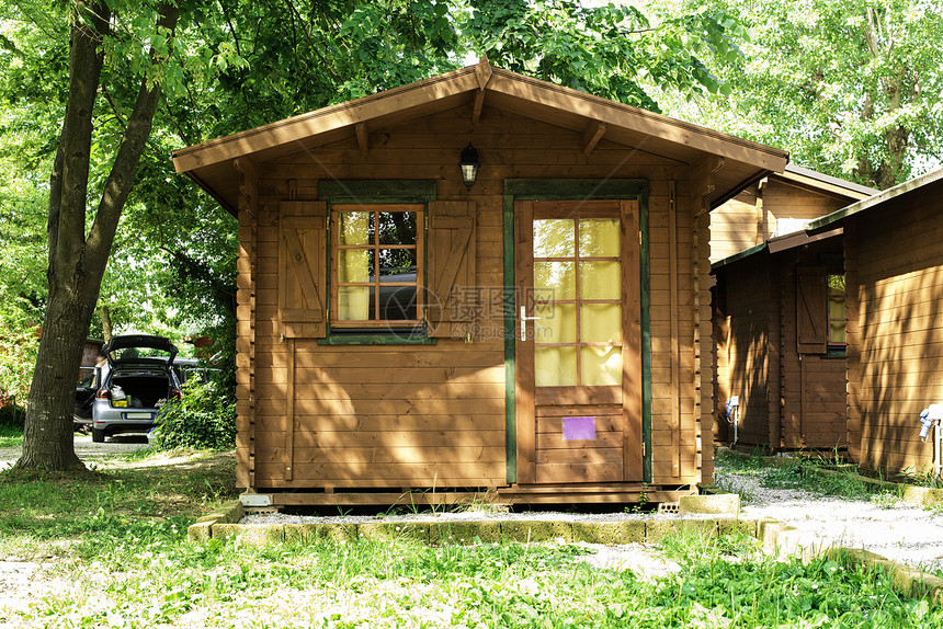 露营的木小屋绿树图片