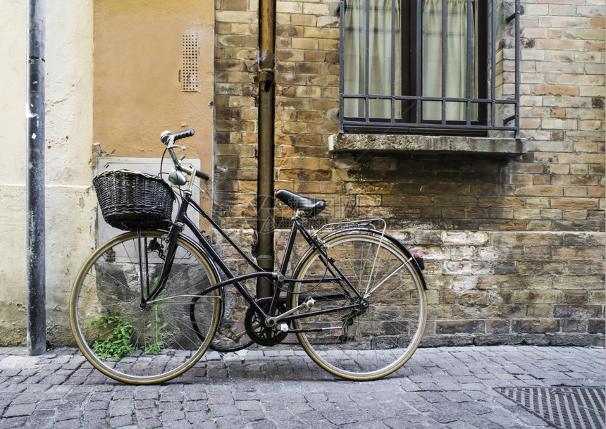 古老的意大利自行车在阳光下古老的建筑图片