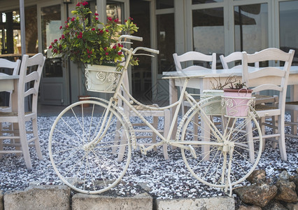 古老的白色自行车背景的咖啡桌灰色吉提奥图片