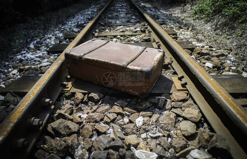 铁路隧道上遗落的旧行李箱图片