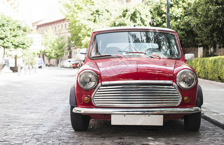 街道上老旧的红色小车高清图片