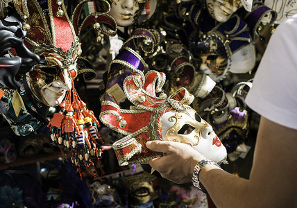 市场上的狂欢节面具图片
