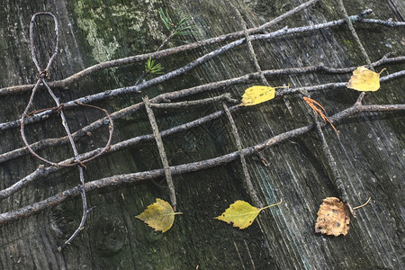 木制乐笔和叶子背景图片