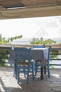西弗诺斯沙滩上的希腊塔弗纳椅子背景
