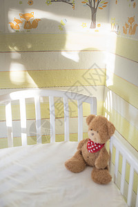 婴儿床上的泰迪熊图片