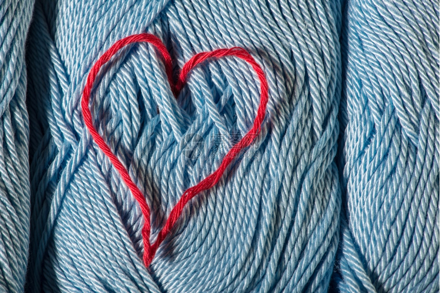 编织的红心在蓝色线条球上图片