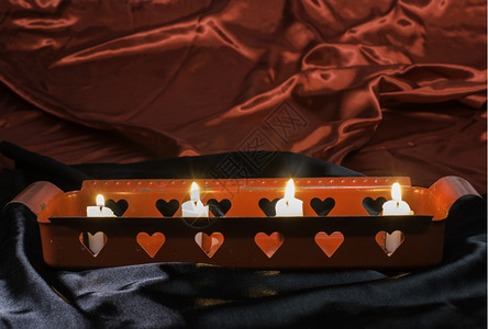 蜡烛和红心形状背景图片