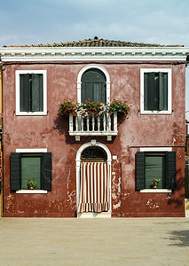 明亮红色房子在比拉诺维尼西图片