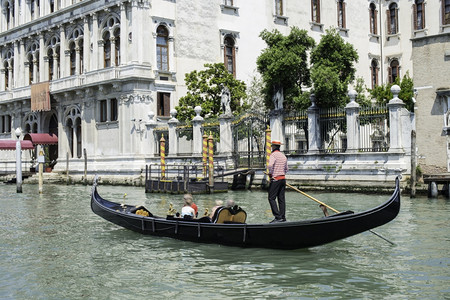 在Venic河道中的古老建筑和船只图片