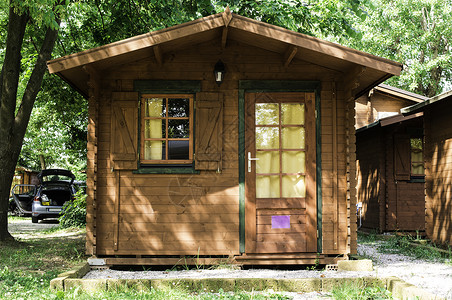 露营的木小屋绿树图片