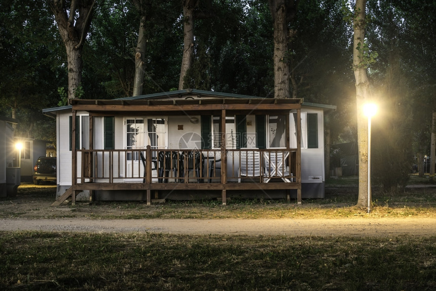 夜间露营的木小屋图片